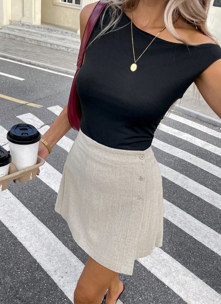 Short Skirt With Side Button Detail – Linheir